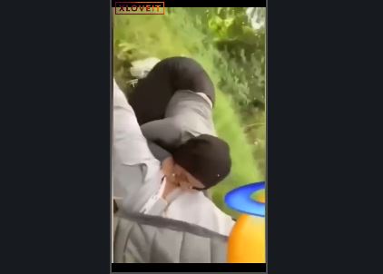 Parkta Suriyelinin ağzına veriyor